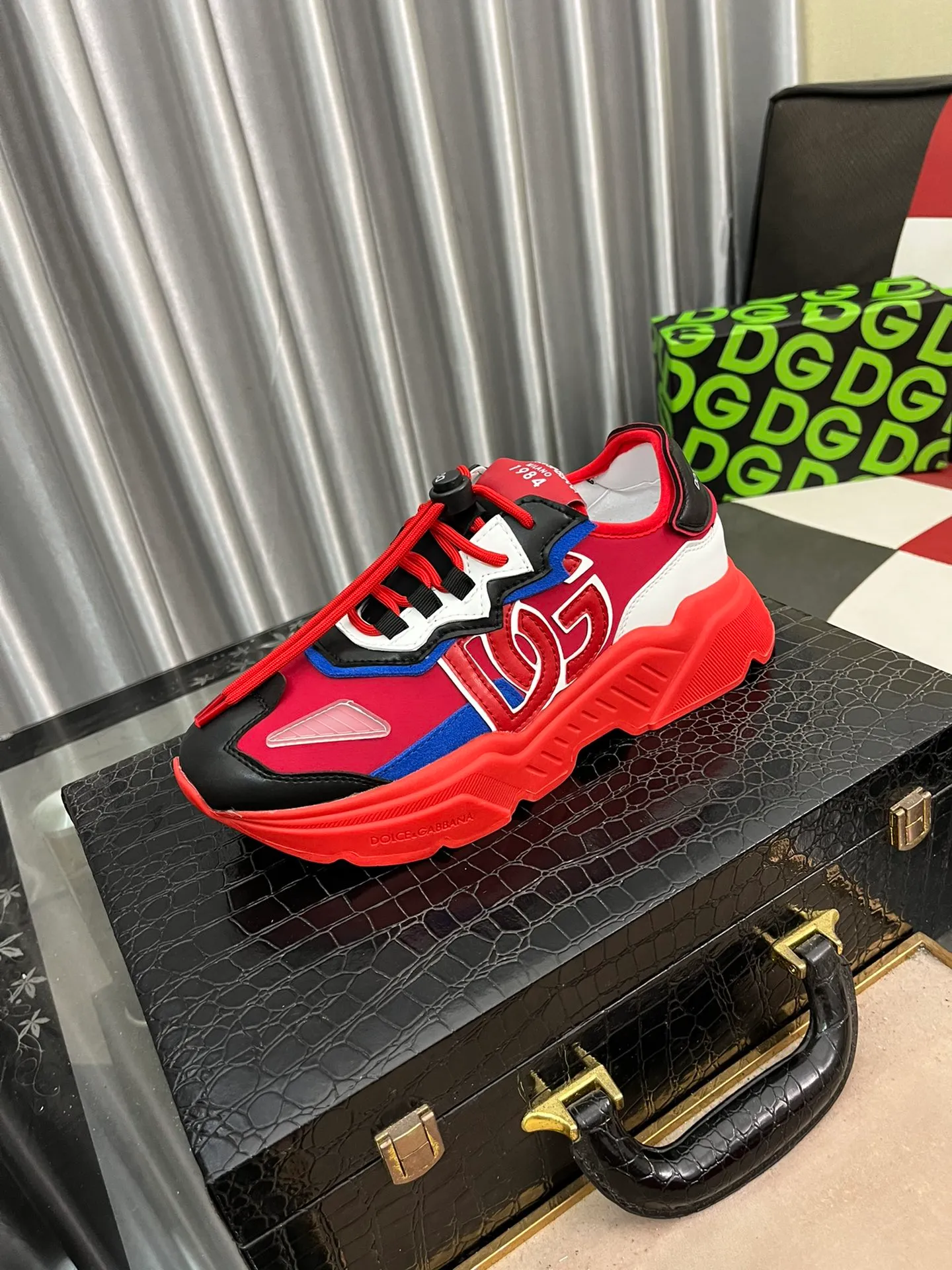 Men's shoes 💰480⌚️⌚️DG's latest popular casual shoes 🔥🔥, the tongue has the brand's iconic details, and the combination of silk cowhide and cow suede enhances the style. Fashionable and versatile, it can complement any look. Create an exquisite design with unique dynamic vitality and modern atmosphere, showing modern elegance. Size: 35-46